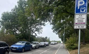 FOTO: Kuriózne parkovanie v Česku. Vodiči našli trik, ako obísť platené státie, stačí stáť oproti