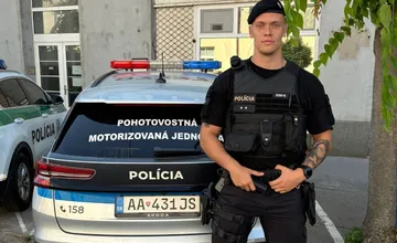 Trnavský policajt pomohol staršej pani, ktorá si nevedela dať rady. Jej dcéra mu poslala srdečné poďakovanie