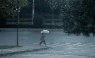 Lejaky aj posledná vlna búrok. Pre ktoré okresy platí v nedeľu 1. a 2. stupeň výstrah?