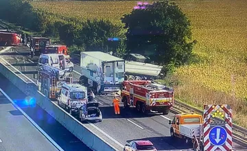 FOTO: Zrážka troch kamiónov v smere z Piešťan do Trenčína dnes šokovala mnohých vodičov. Čo sa tam stalo?
