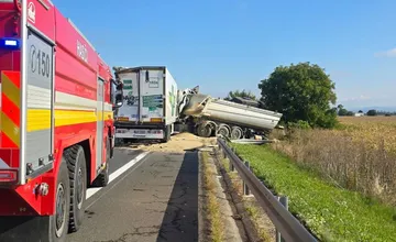 Vodiči, pozor D1 smerom od Piešťan na Trenčín je neprejazdná, zrazili sa tu tri kamióny, využite obchádzku