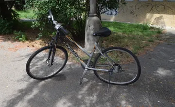 Polícia hľadá svedkov nehody, ku ktorej došlo v Piešťanoch. Cyklista pri nej narazil do auta a z miesta následne ušiel