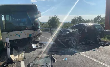 FOTO: Nešťastné popoludnie v Bojničkách: Autobus sa tam zrazil s osobným vozidlom, vodič auta utrpel ťažké zranenia
