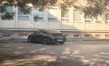 V centre Trnavy platí tieto dni zákaz parkovania. Búrlivú diskusiu však vyvolalo auto pri súde, porušil šofér zákaz?