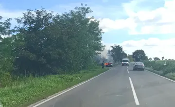 Pred Hlohovcom horí osobné auto, úsekom prechádzajte opatrne