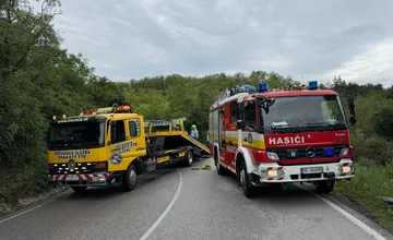 AKTUALIZOVANÉ: Vodička dostala za Hlohovcom šmyk, zasahovali hasiči aj polícia. Úsek je už prejazdný