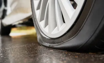 Vandalizmus v Trnave naberá na sile, obyvateľka si na sídlisku našla na aute prepichnuté všetky pneumatiky