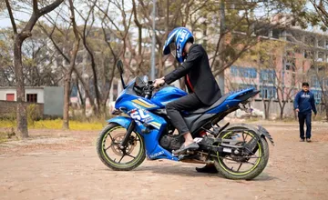 Trnavčanka vozila otvorený ruksak na streche auta po celom meste, kým si to nevšimol pozorný motorkár, verejne mu ďakuje