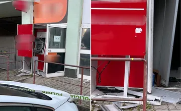 K výbuchu bankomatu ako pri Hlohovci došlo aj v Piešťanoch a Košiciach. Lupičom v Piešťanoch sa útek však nevydaril