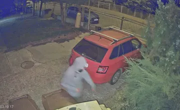 VIDEO: Do domu v Dunajskej Strede sa pokúsil vlámať muž, plán mu prekazil alarm. Dávajte si pozor na veci, apeluje Peter