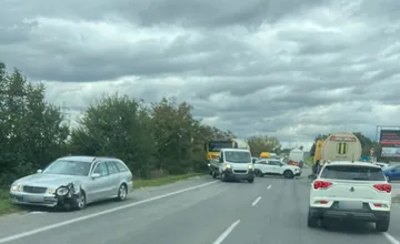 Na ceste do Hlohovca sa zrazili dve autá. Úsek je ťažko prejazdný, premávka sa spomaľuje