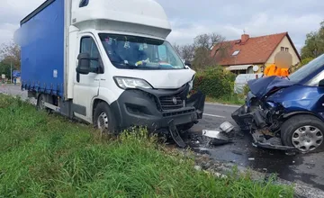 Cesta pri Dunajskej Strede je kvôli tragickej nehode neprejazdná, vodič osobného auta zrážku neprežil