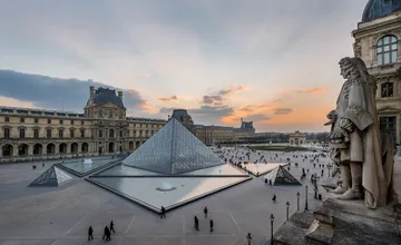 Parížsky Louvre sa stal dejiskom krádeže storočia. Zlodeji zmizli za štyri minúty aj s pokladmi, galériu už otvorili