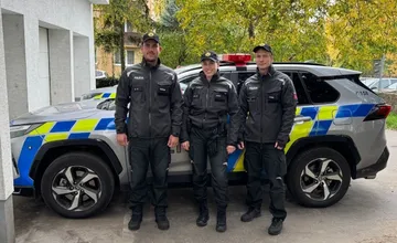 Hliadka z Holíča ukázala, čo znamená Pomáhať a chrániť, muži zákona neváhali a pohotovo pomohli staršiemu páru v núdzi