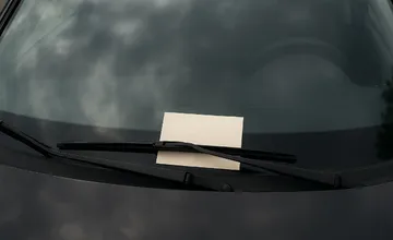 Trnavčanka si našla za  čelným sklom auta odkaz od anonymného obyvateľa. To, čo v ňom stálo, jej zmenilo zvyšok večera