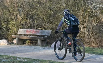 Poslanci rozhodli, že po chodníku už nemôžeš ísť rýchlejšie ako 6 km/h. Platí to aj pre kolobežkárov a cyklistov