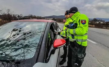 V Modranke sa mohla zopakovať hrozivá nehoda spred pár dní. Všímavá vodička upozornila na šoféra, nafúkal 3,79 promile