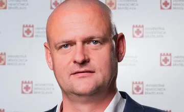 Chodíte do nemocnice do Bratislavy? Riaditeľ UNB má 6 úväzkov a plat vyšší než premiér, ako to stíha?