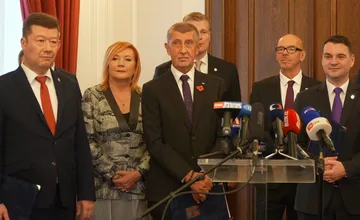 VIDEO: ANO, SPD a Motoristi si podelili ministerstvá, v programe sľubujú lacnejšie energie a dôchodkový strop