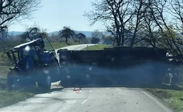 Na ceste medzi Holíčom a Petrovou Vsou ochromil dopravu prevrátený traktor, úsek je neprejazdný