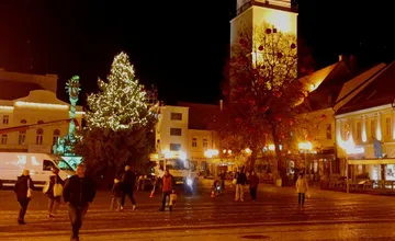 VIDEO: Do Trnavy prichádza duch Vianoc, stromček aj námestie už žiaria prvými svetielkami a ozdobami