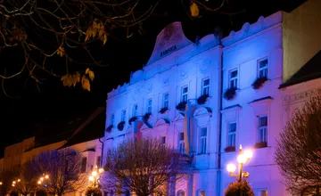 Radnica v Trnave sa vo štvrtok večer rozžiari na modro, čo tým symbolizuje a komu môžete pomôcť príspevkom?