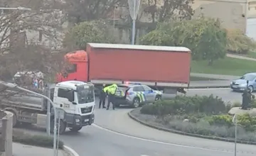 Vodiči pozor, na kruhovom objazde v Hlohovci zrazilo nákladné auto chodkyňu, počítajte s hodinovým zdržaním