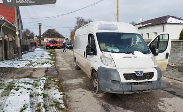 Tragédia vo Veľkej Pake: Vodič dodávky si pri cúvaní nevšimol seniorku, zraneniam na mieste podľahla