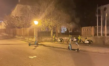 Trnavčana nahnevali odparkované kolobežky priamo pri križovatke. To je taký problém dať ich na chodník?, píše