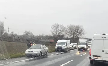 Vodiči, pozor na hromadnú nehodu na obchvate Dunajskej stredy, úsekom prechádzajte opatrne
