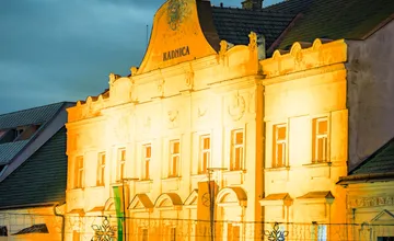 Radnica v Trnave bude večer opäť nasvietená, tentokrát na oranžovo. Viete, na čo tým mesto odkazuje?