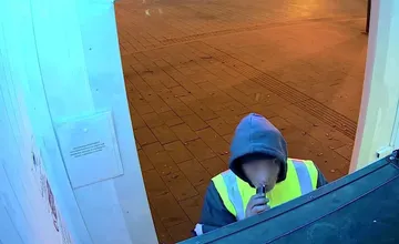 Hľadá sa ničiteľ trnavských automatov. Správcovia upozorňujú na tohto muža, nevideli ste ho?