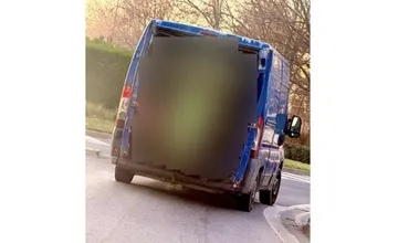 AKTUALIZOVANÉ: Vodičom pri trnavskom OC Island sa naskytol nezvyčajný pohľad. Neuveríte, čo viezla táto dodávka