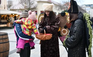 Počas vianočných dní môžete v Piešťanoch stretnúť živých anjelov. Usmejte sa, odmenia vás 