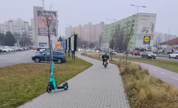 Trnavčanov v predvianočnom čase nahnevala žena na babete, ktorá jazdila rovno po chodníku, niektorí sa jej ledva vyhli