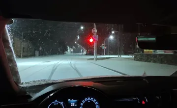 Poľadovica po nočnom snežení komplikuje dopravu v Trnave, Piešťanoch a Hlohovci. Dávajte si nielen na cestách pozor