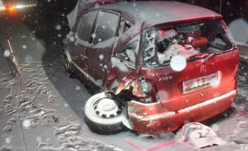 Polícia vyšetruje kurióznu nehodu na R1 pri Seredi, zrážka troch áut bola plná nečakaných zvratov aj drog