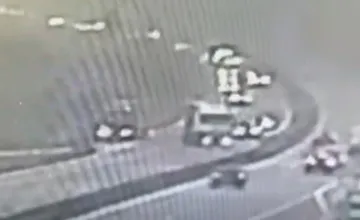 VIDEO: Dopravu na diaľnici R1 v smere do Trnavy skomplikovala nehoda, problém spôsobil skrížený kamión