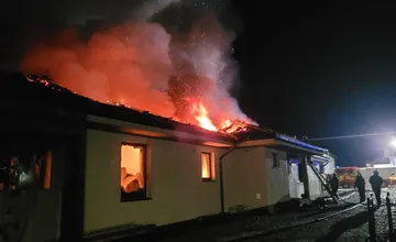 V obci pri Dunajskej Strede vzplanula strecha rodinného domu, škoda dosiahla 300-tisíc eur