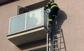 FOTO: Mamička v Senici zažila dramatické chvíle, jej ročné dieťa ju zamklo na balkóne a ostala tam uväznená
