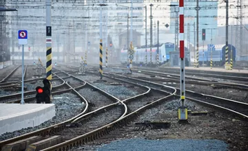 Časť trate na Záhorí je v zlom stave, praskajú tu podvaly a chýbajú skrutky. Niektorí sa boja, že príde k nešťastiu