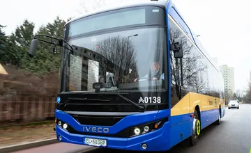 VIDEO: Trnava predstavila 17 nových elektrobusov, jazda MHD bude udržateľnejšia a pohodlnejšia. Kedy začnú jazdiť?