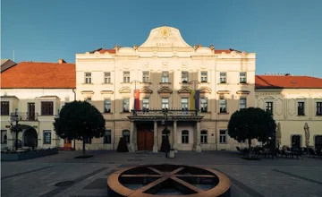 Trnavská radnica zverejnila odmeny za vlaňajšok. Primátor zarobil viac než 100-tisíc, jeden poslanec sa odmeny vzdal