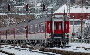 Porucha na trati skomplikovala večerné cestovanie, osobný vlak z Trnavy mešká desiatky minút