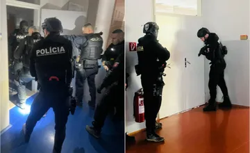 FOTO: Na trnavskom gymnáziu zasahovala polícia a žiaci sa zabarikádovali v triede