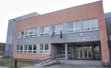 O Gymnázium Jána Hollého v Trnave bola vlani bitka, hlásilo sa tu trikrát viac žiakov než bolo miest