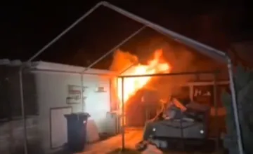 VIDEO: Policajná hliadka bojovala s požiarom letnej kuchyne v Trstíne. Utlmiť sa im ho podarilo pred príchodom hasičov