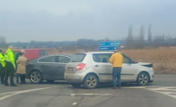 AKTUALIZOVANÉ: Na výjazde zo Skalice v smere na Holíč sa zrazili dve autá, pri nehode nedošlo k zraneniam