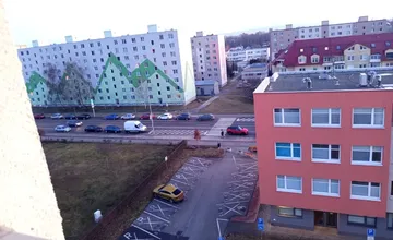 Seničanka varuje pred nebezpečným parkovaním. Cez autá nevidia vodiči ani chodci, k nehodám veľa nechýba