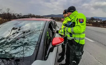 Polícia v Trnavskom kraji odhalila 17 vodičov a cyklistov pod vplyvom, urobila takmer 3 700 dychových skúšok za týždeň